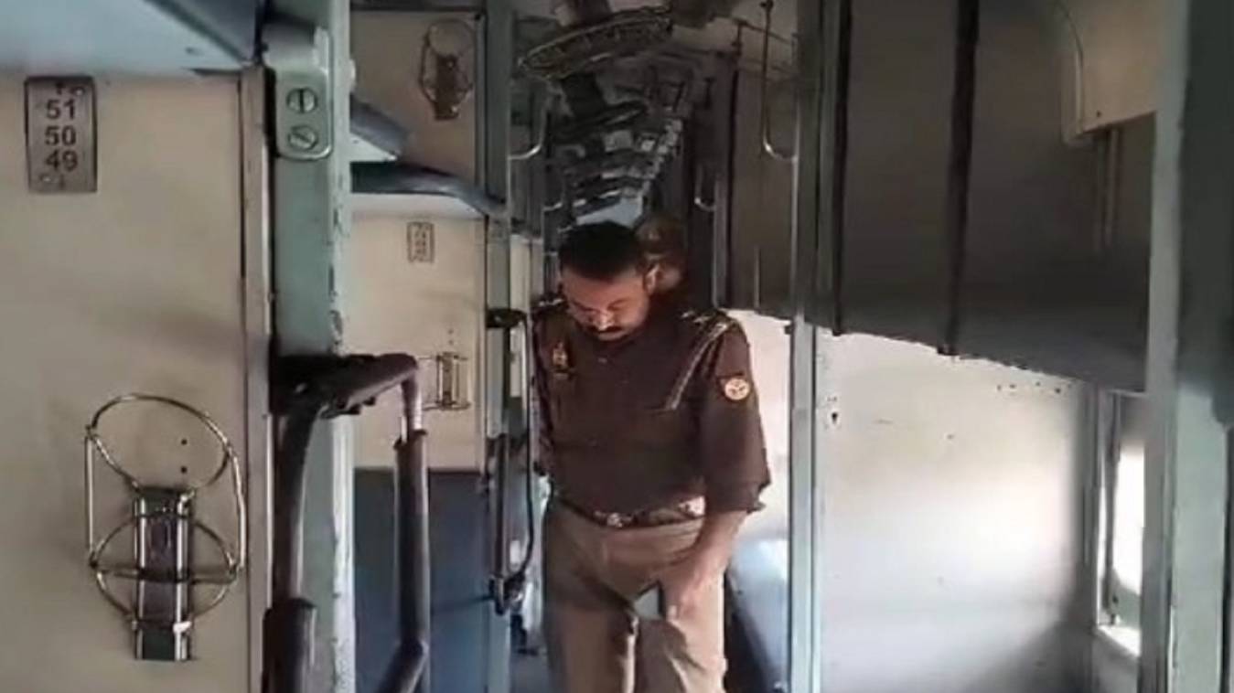 कामायनी एक्सप्रेस में बम की सूचना पर बलिया प्रशासन अलर्ट, यात्रियों को ट्रेन उतारकर कर रही तलाशी