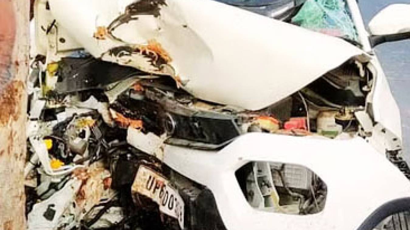 पेड़ से टकराई कार; पांच की हालत गंभीर