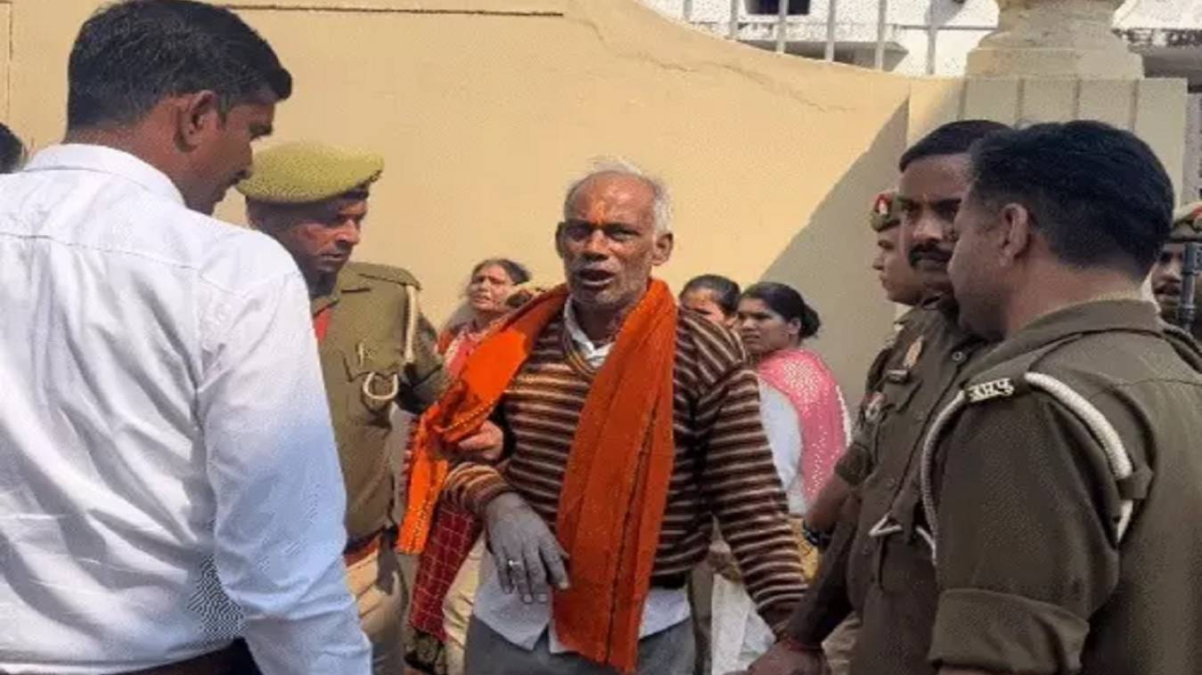 विधानसभा के सामने दंपती ने किया आत्मदाह का प्रयास, बोले- लापता बेटी को नहीं खोज रही UP पुलिस 