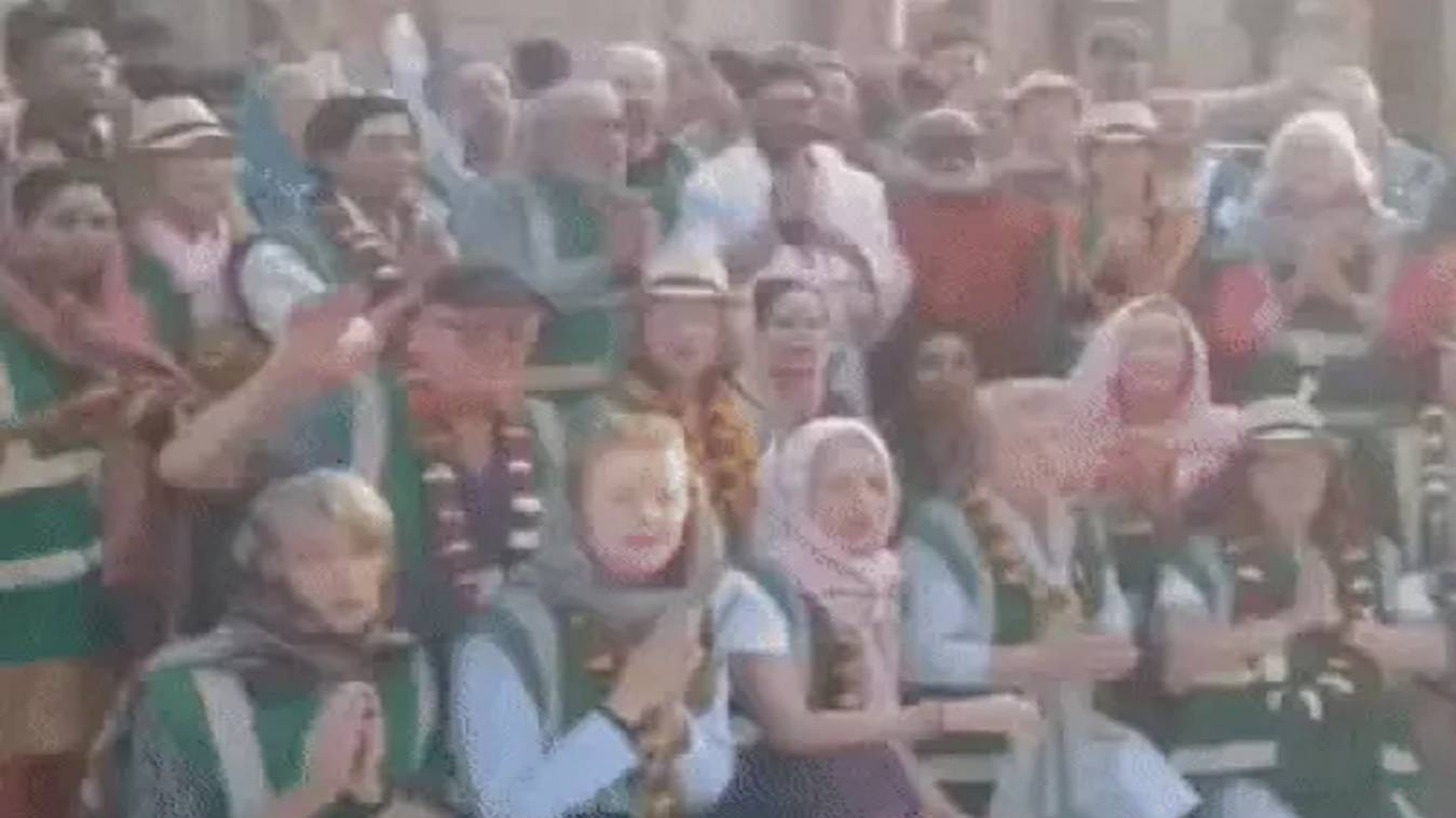 काशी विश्वनाथ मंदिर में 50 विदेशी श्रद्धालुओं ने किए बाबा के दर्शन, मंदिर के CEO ने सुविधाओं की दी जानकारी