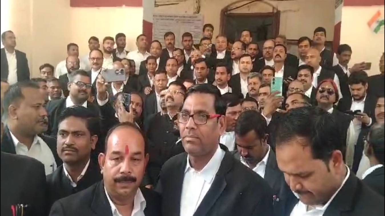 अधिवक्ता संशोधन बिल को लेकर कचहरी में अधिवक्ताओं का विरोध प्रदर्शन
