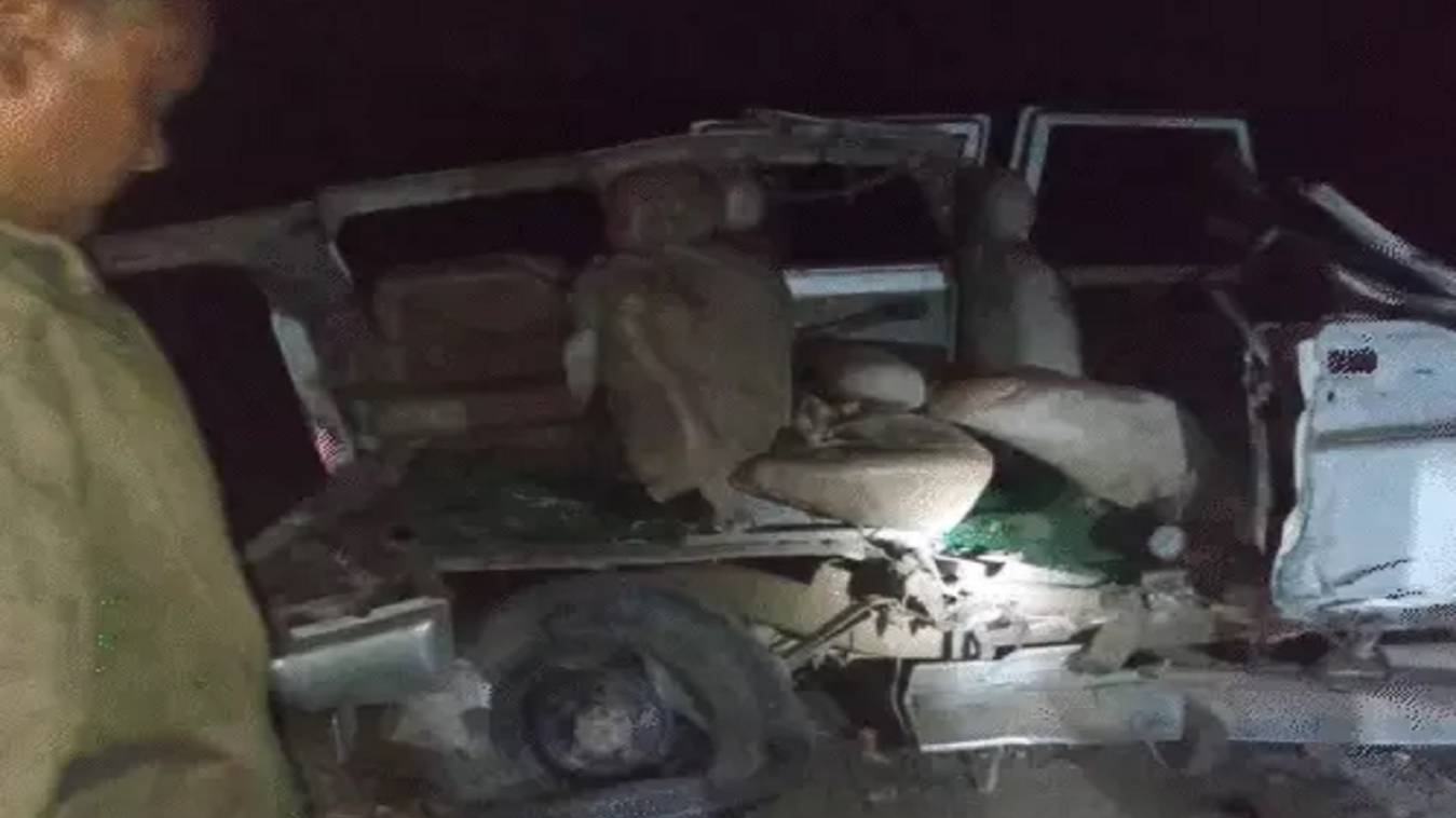 चंदौली में भीषण सड़क हादसा, बोलेरो और ट्रक की टक्कर में 4 लोगों की मौत, 6 घायल