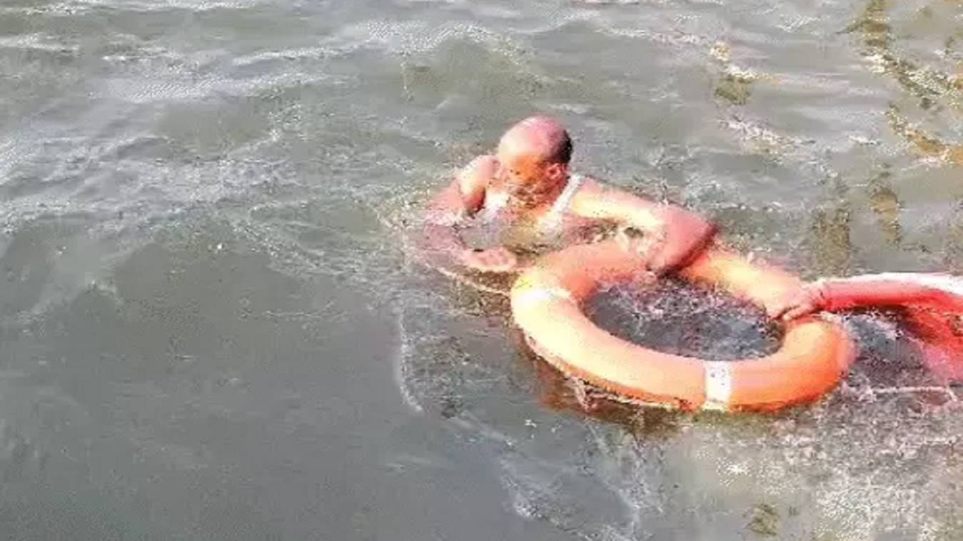 Varanasi: मणिकर्णिका घाट पर स्नान के दौरान डूबने लगा श्रद्धालु , NDRF टीम ने बचाई जान 