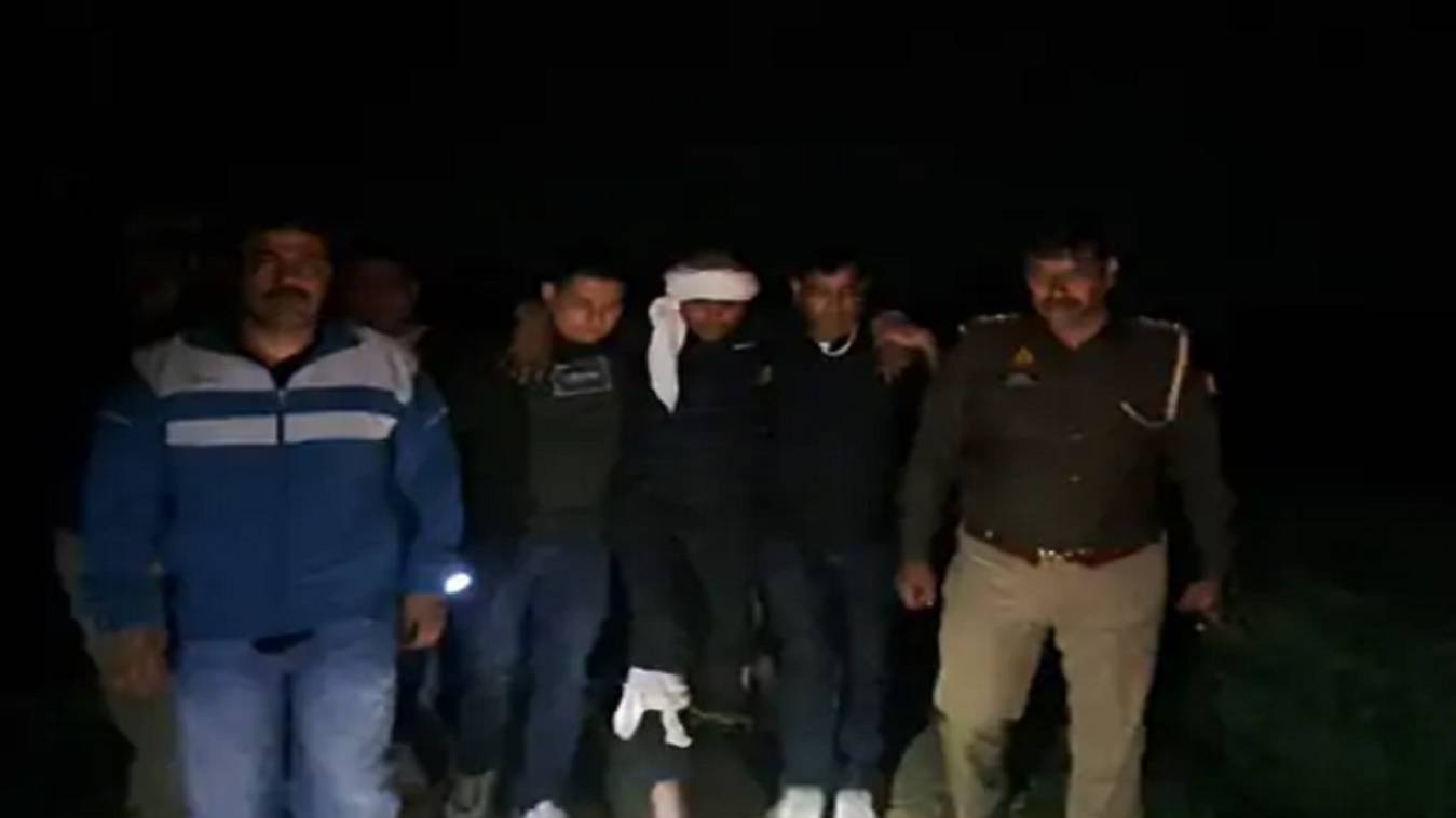 25 हजार का इनामी बदमाश मुठभेड़ में गिरफ्तार, पुलिस की जवाबी कार्रवाई में पैर में लगी गोली 