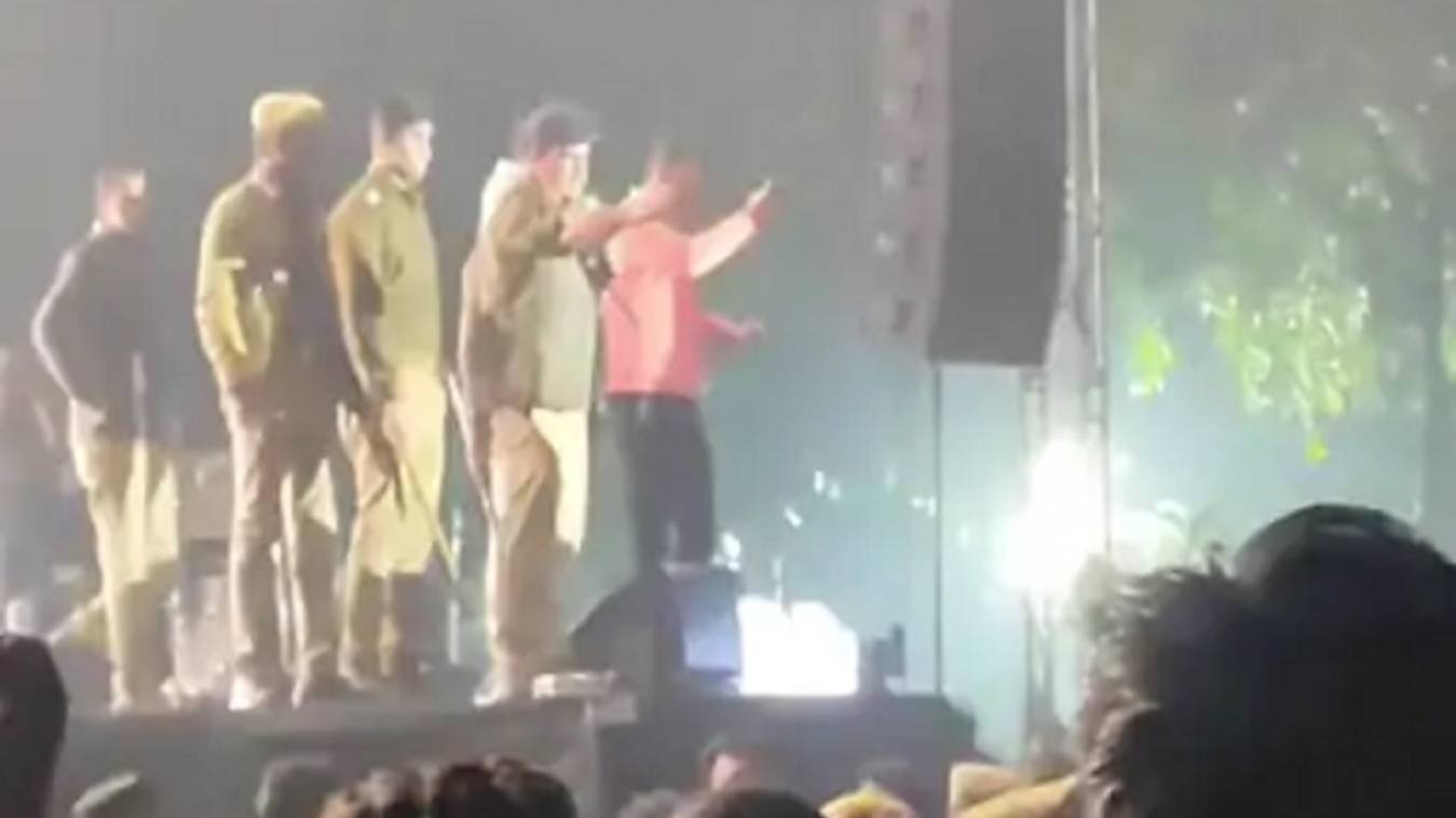 IITBHU में जरूरत से ज्यादा भीड़ के चलते कैंसल हुआ स्टैंडअप कॉमेडियन का शो