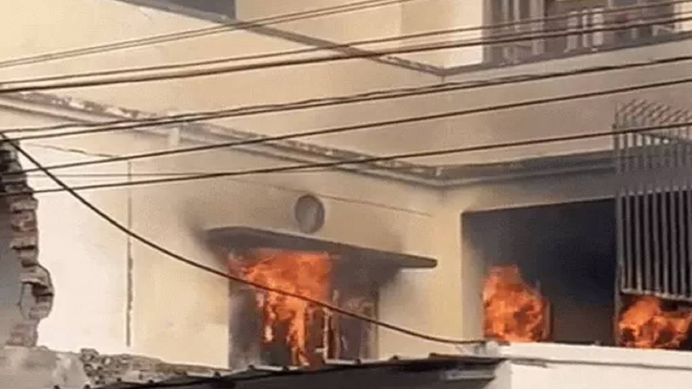 प्रयागराज में माफिया अतीक अहमद के ऑफिस में लगी आग, लोगों में दहशत, फायर ब्रिगेड की टीम ने बुझाई आग