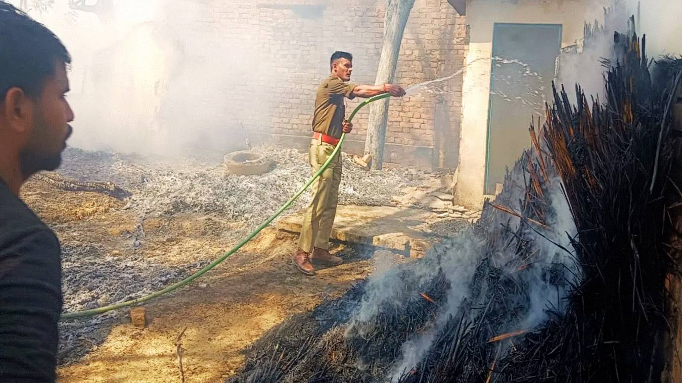  Varanasi: दलित बस्ती में आग का तांडव, आधा दर्जन झोपड़ी खाक जलकर खाक, फायर ब्रिगेड ने आग पर पाया काबू