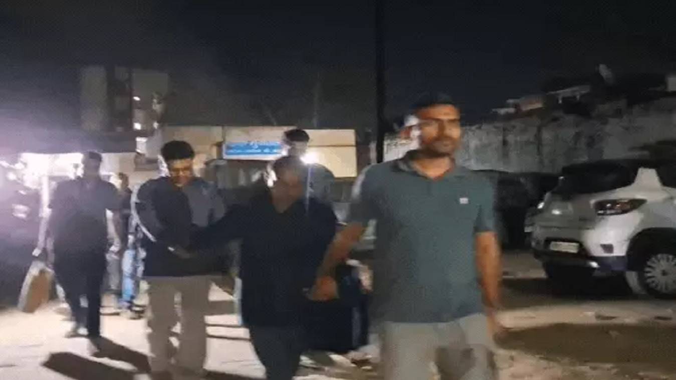 चंदौली के मैरिज लॉन में सीबीआई का छापा, रेलवे के 9 लोको पायलट गिरफ्तार 