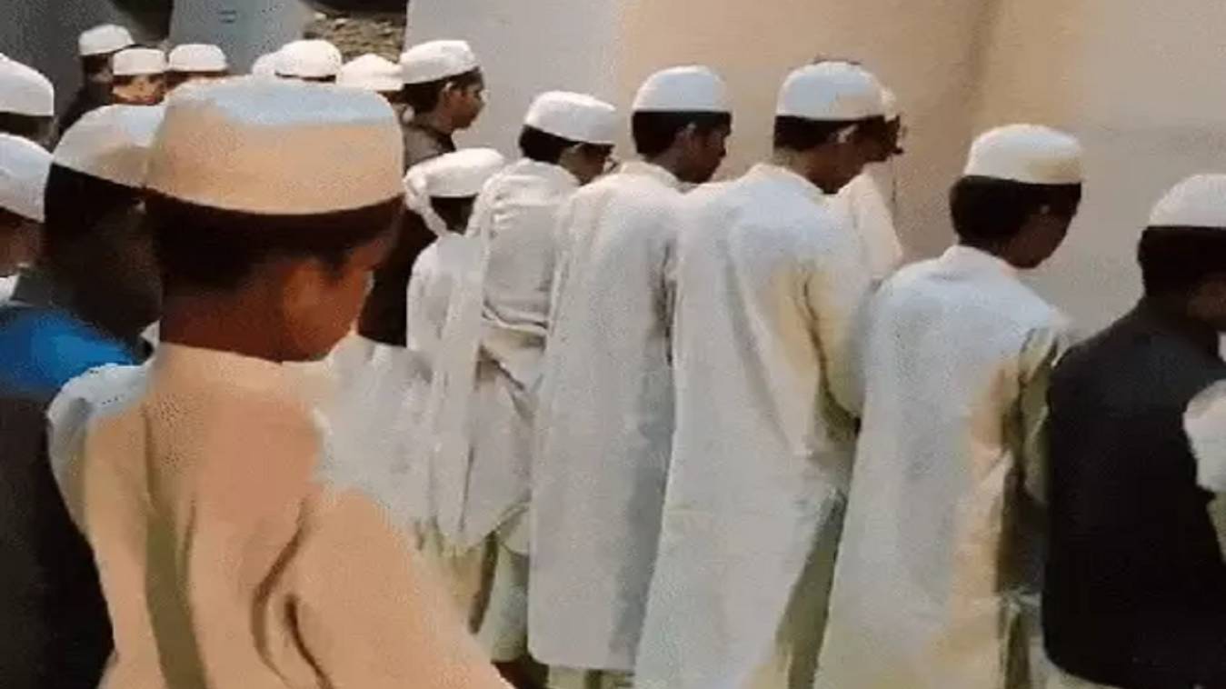 जोशो ख़रोश से मुस्लिम बंधु हो रहे नमाजे तरावीह में शामिल