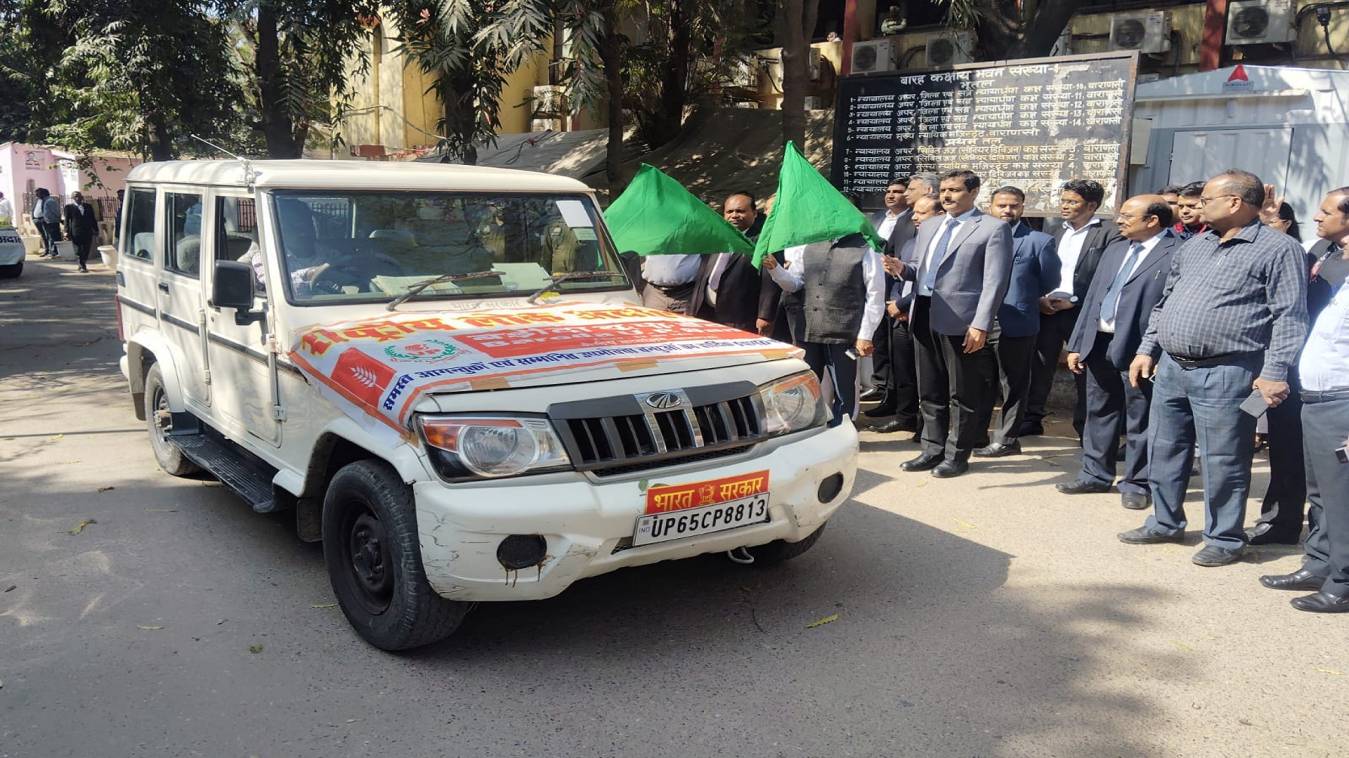 जिला जज वाराणसी ने फ्लैग दिखाकर प्रचार-प्रसार वाहनों को किया रवाना