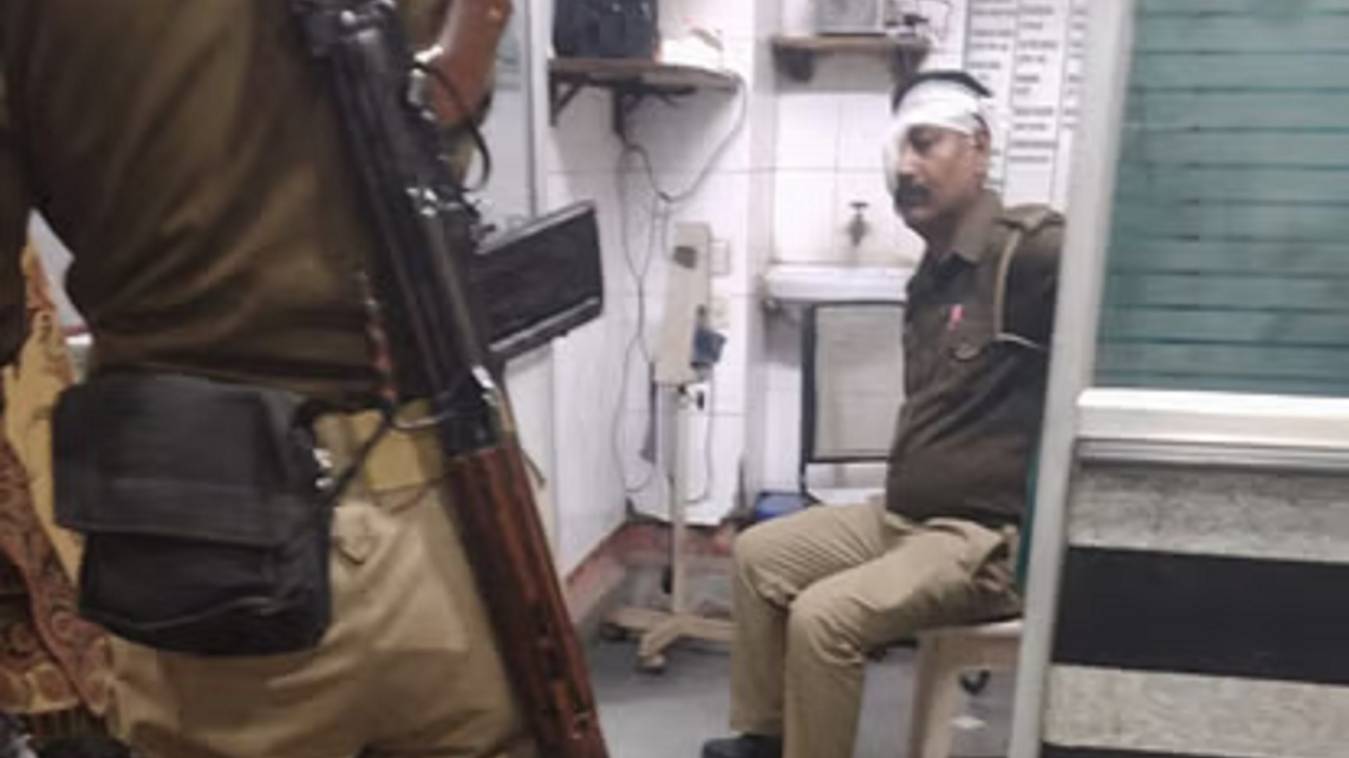 PAC जवान के कंधे से गिरी कार्बाइन और चल गई गोली, सिपाही-दुकानदार घायल