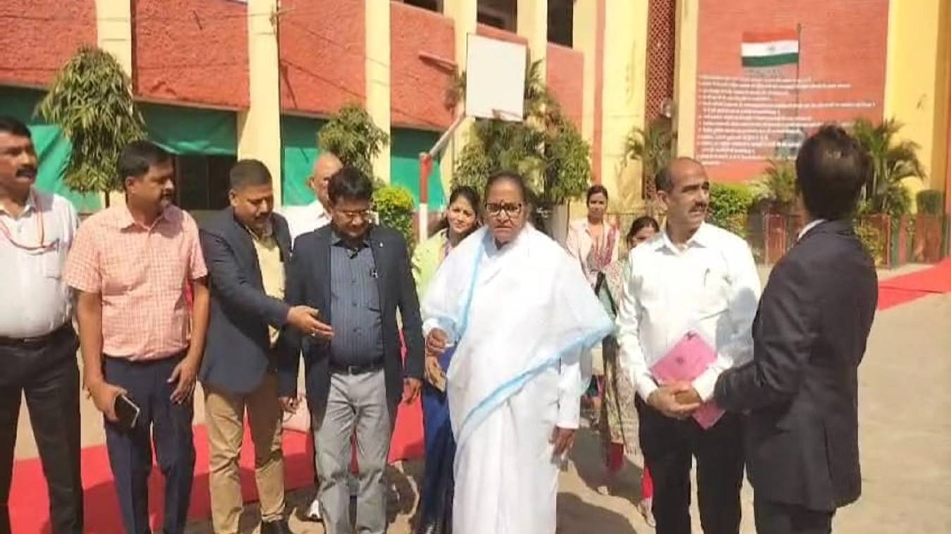 शिक्षा मंत्री गुलाब देवी ने क्वींस इंटर कॉलेज में चल रही परीक्षा का किया निरीक्षण