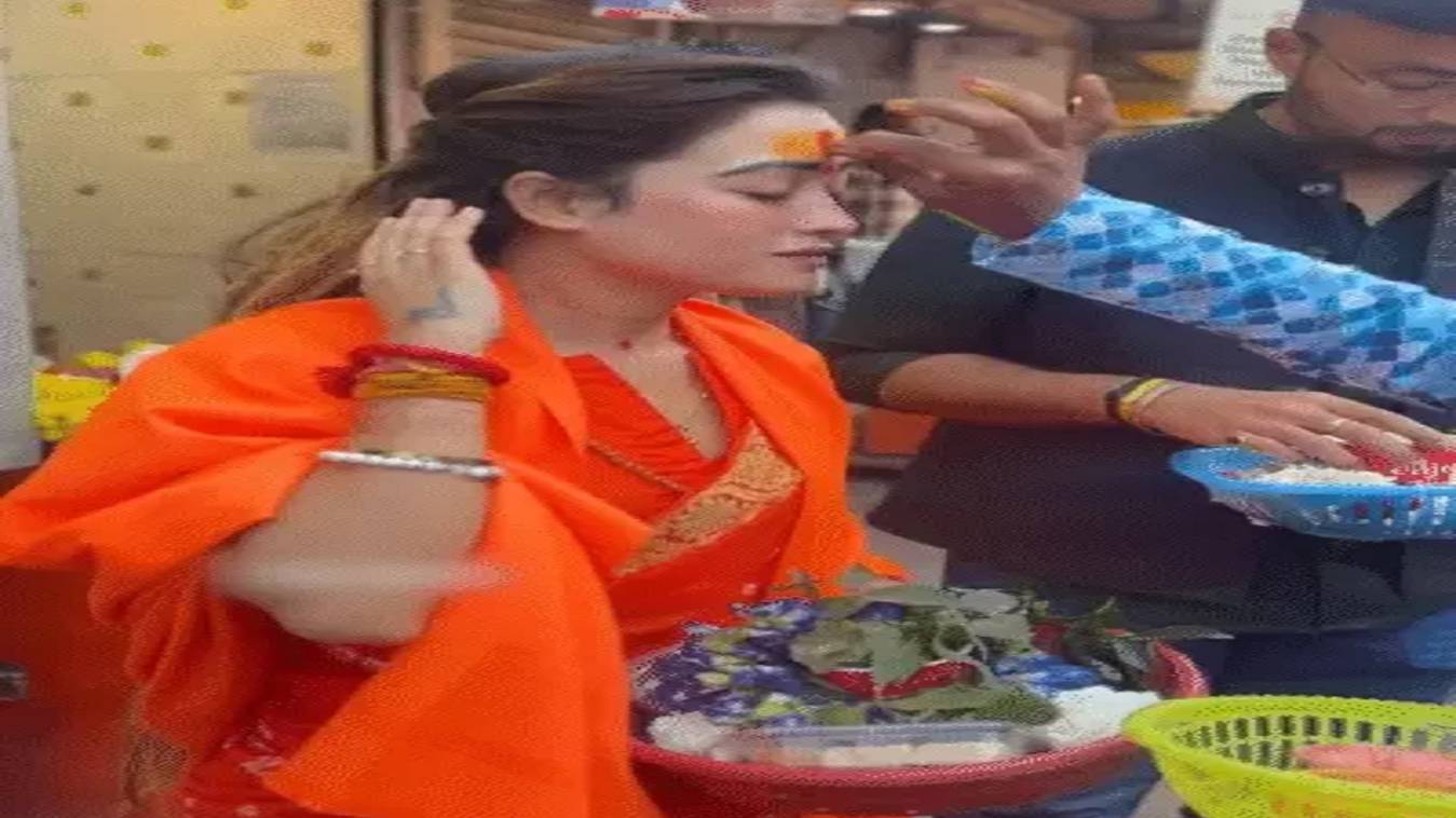 वाराणसी पहुंचीं हर्षा रिछारिया, बाबा विश्वनाथ का किया दर्शन-पूजन