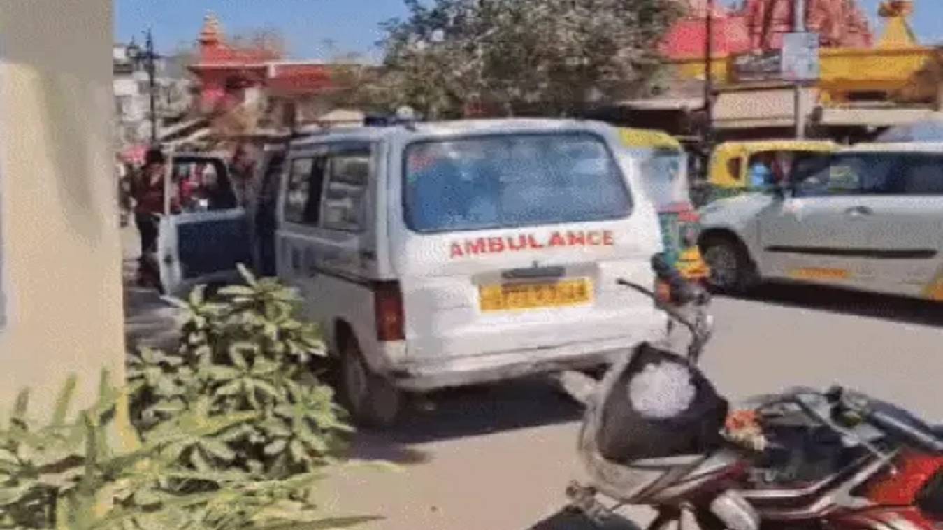 दुर्गाकुंड इलाके में दुकान के बाहर मिला युवक का शव