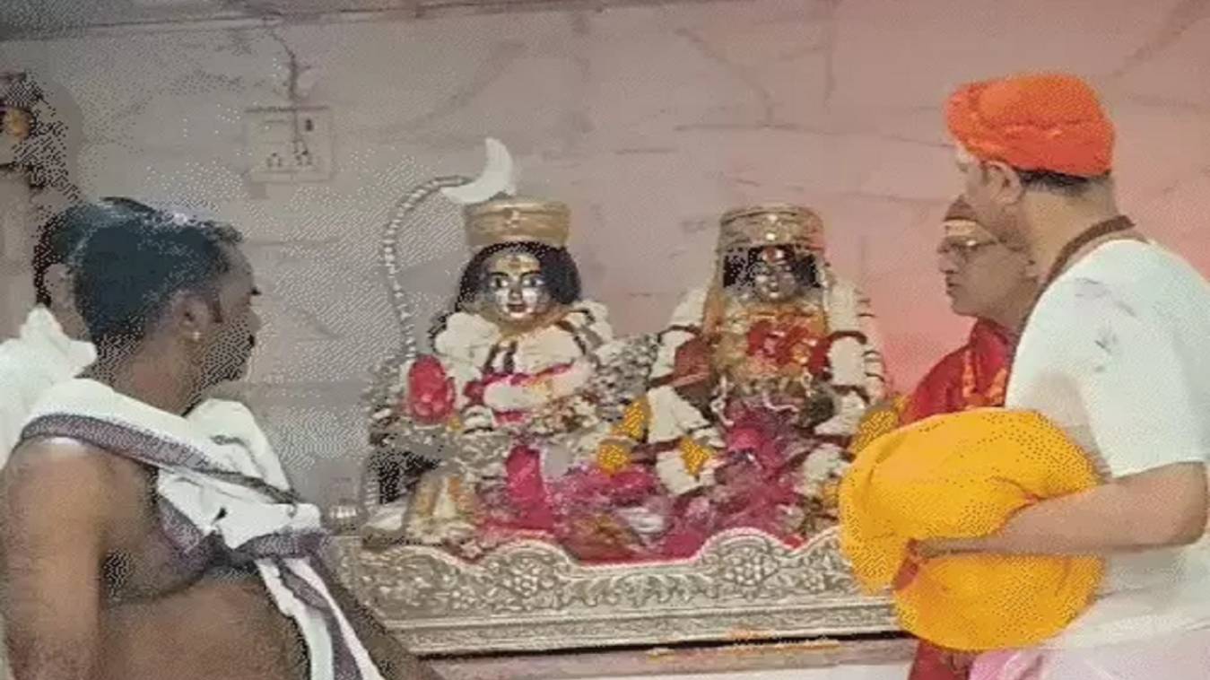 Rangbhari Ekadashi: महंत आवास से गौरा का गौना कराकर निकले बाबा विश्वनाथ, पंचबदन प्रतिमा ढक कर निकाली गई पालकी, कड़ी सुरक्षा के बीच पूरी हुई परंपरा