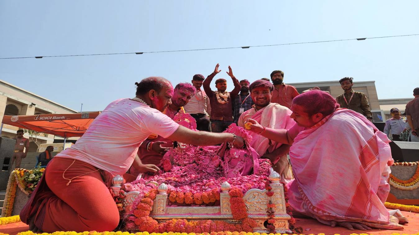   रंगभरी एकादशी पर भक्तों ने बाबा व गौरा को अर्पित किया हल्दी- गुलाल, हर-हर महादेव से गूंजा विश्वनाथ धाम
