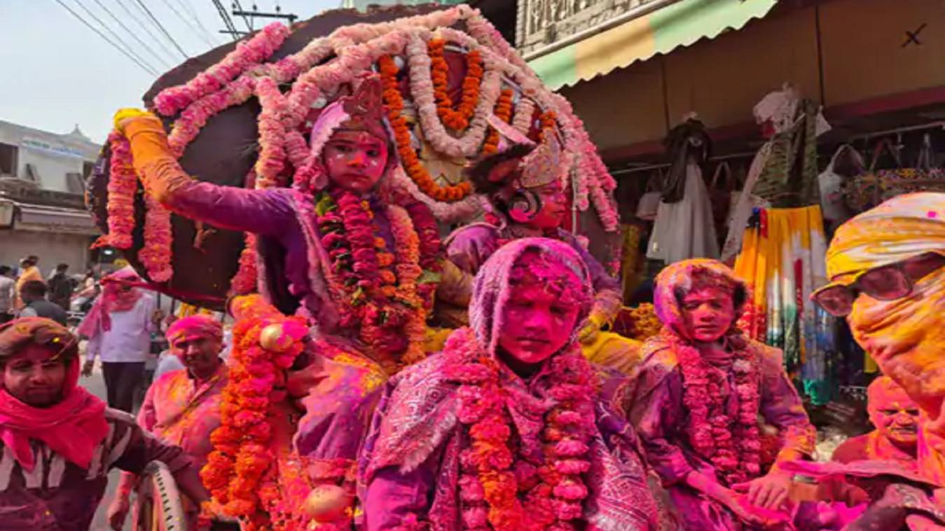 वृंदावन में राधा-कृष्ण ने भक्तों पर बरसाए रंग, श्रद्धालुओं ने लगाया गुलाल, देसी-विदेशी भक्‍त रंग में सरोबार