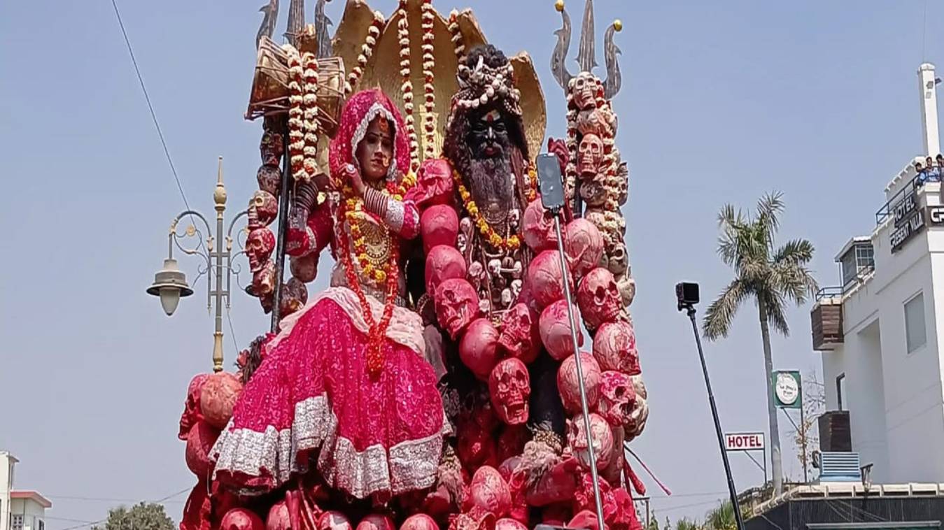 महादेव की नगरी काशी में धधकती चिताओं के बीच अघोरी और तांत्रिक नागा साधुओ ने खेली भस्म की होली, भूत-प्रेतों ने कराया माता पार्वती का गौना