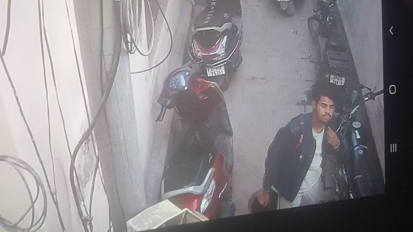 चोरों के हौसले बुलंद, दिनदहाड़े स्कूटी की चोरी, सीसीटीवी कैमरे में कैद चोर की हरकत…