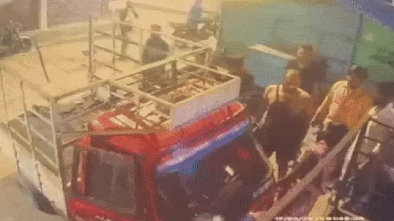 दबंगों ने दलित युवक को पीटा, घटना सीसीटीवी में कैद, पुलिस मामले की जांच कर रही