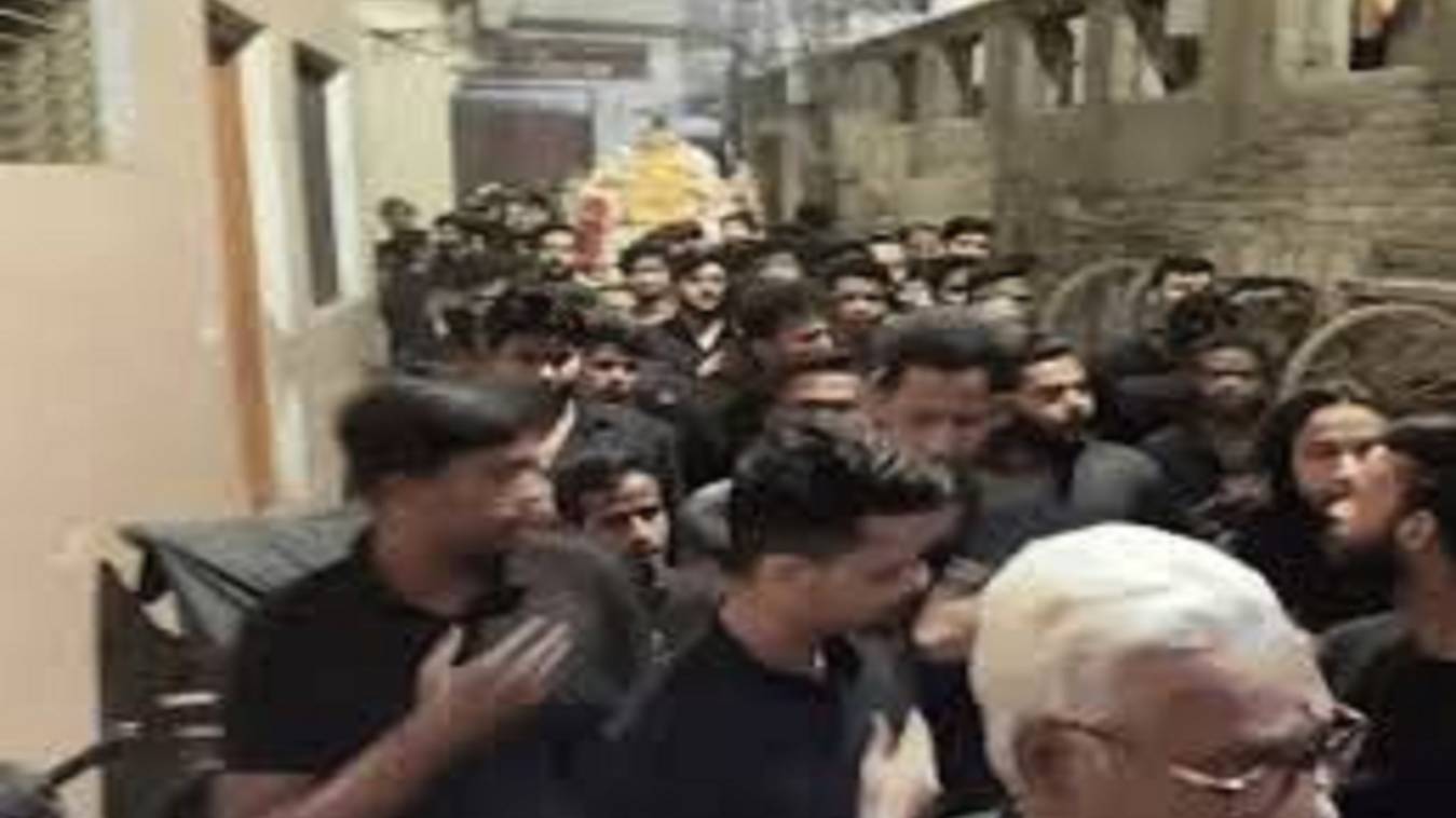 वाराणसी में हजरत अली की याद में निकाला तुर्बत का जुलूस, अजादारों ने की सीनाजनी