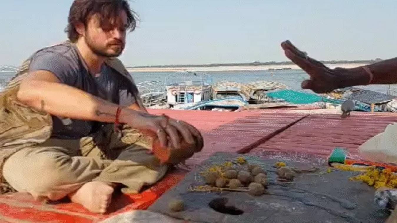 ऑस्ट्रेलिया से पिता का तर्पण करने के लिए काशी आए मैथ्यू, गंगा घाट पर किया पिंडदान