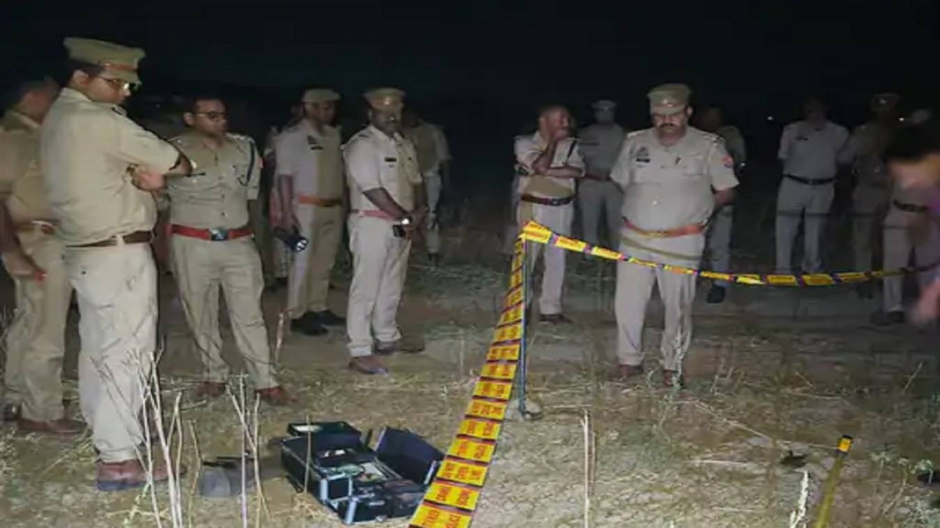 बलिया में पुलिस मुठभेड़ के बाद 4 आरोपी गिरफ्तार, एक को लगी गोली, 63 एटीएम कार्ड और हथियार बरामद