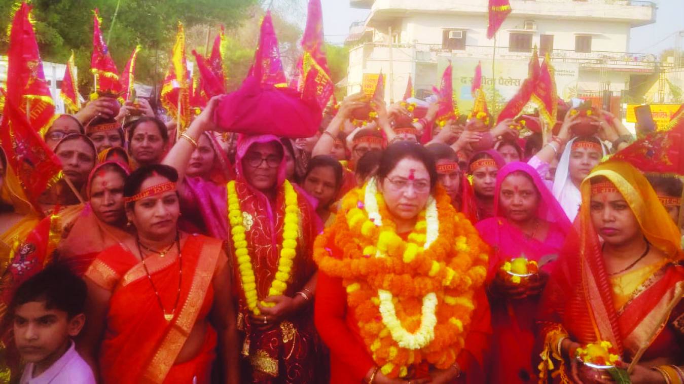 भव्य कलश यात्रा के साथ शुरू हुआ नव दिवसीय देवी भागवत कथा