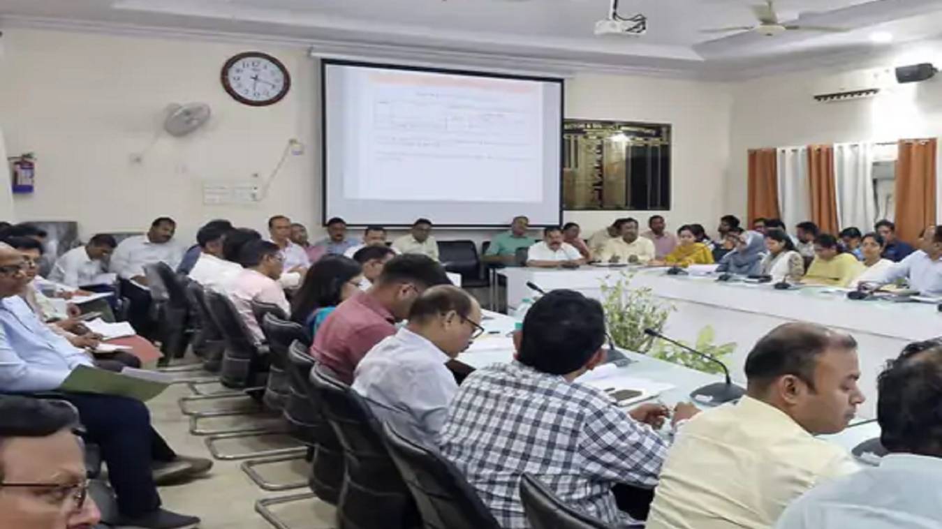 डीएम ने वाराणसी में पांच अधिकारियों का वेतन रोका, सीएम डैशबोर्ड पर लापरवाही सामने आने पर अफसरों को पड़ी फटकार