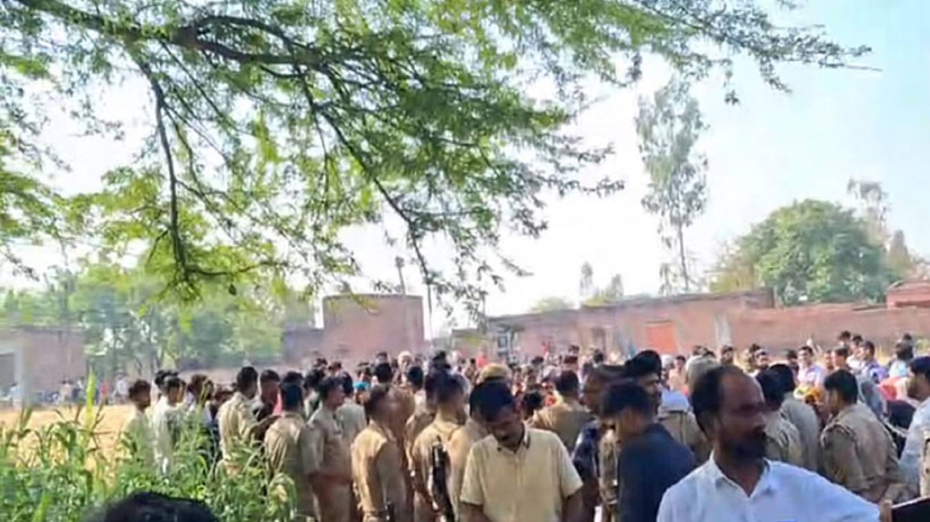  जौनपुर में पेड़ की डाल से लटकता मिला युवक का शव, गांव में मचा हड़कंप