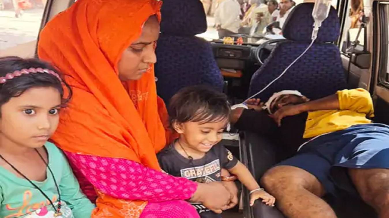 मारपीट में घायल पति को एंबुलेंस से लेकर थाने पहुंची महिला, चेतगंज पुलिस ने पीड़ित को ही बना दिया आरोपी