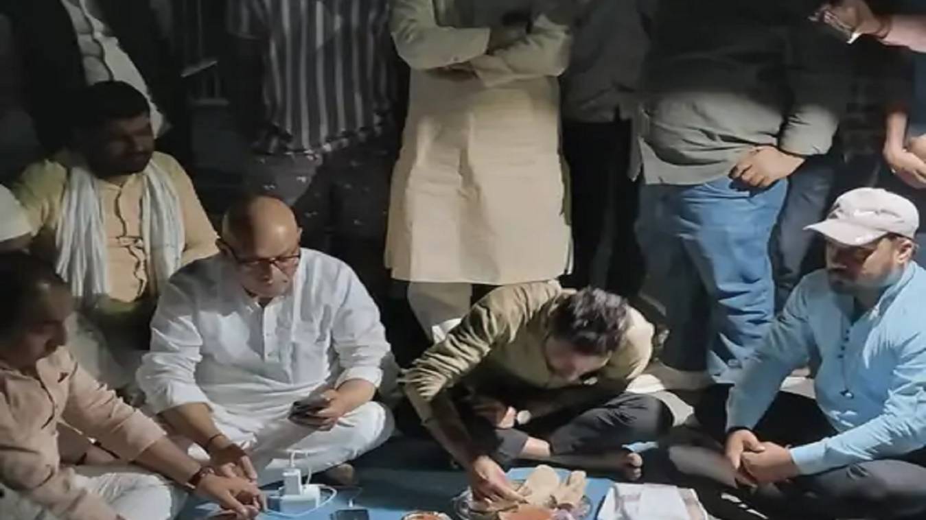 बीएचयू में धरनारत दलित-छात्र से मिलने पहुंचे कांग्रेस अजय राय, PM से हस्तक्षेप की मांग