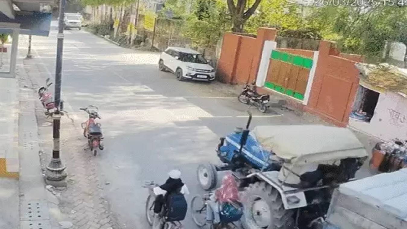 वाराणसी में ट्रैक्टर ने छात्रा को कुचला, हंगामा, गुस्साई भीड़ ने किया चक्काजाम, परिजन बोले- दरोगा ने रिश्वत लेकर छोड़ा, शव हटाया