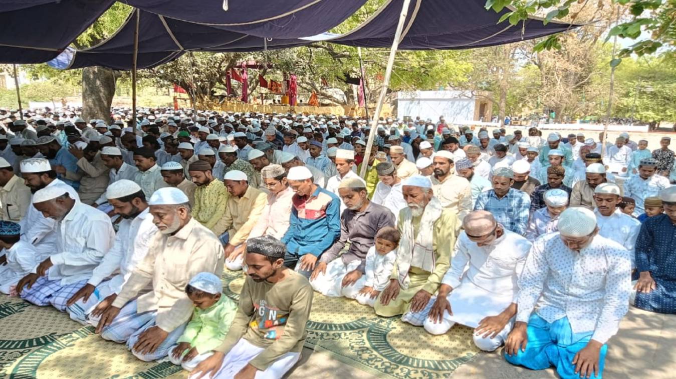 अकीदत के साथ अदा की अलविदा की नमाज