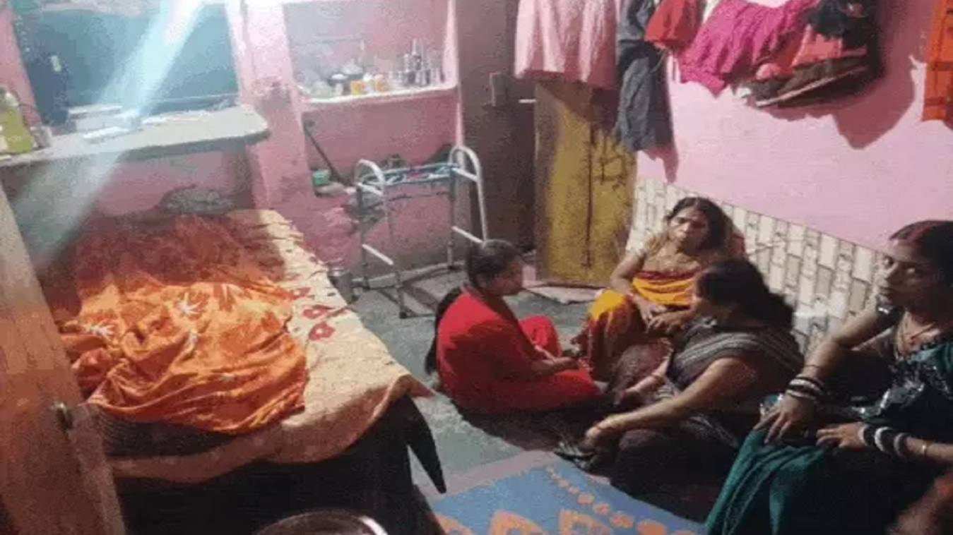  वाराणसी में सब्जी विक्रेता की धारदार हथियार से गला रेतकर हत्या, कमरे में मिला लहूलुहान शव, पुलिस छानबीन में जुटी