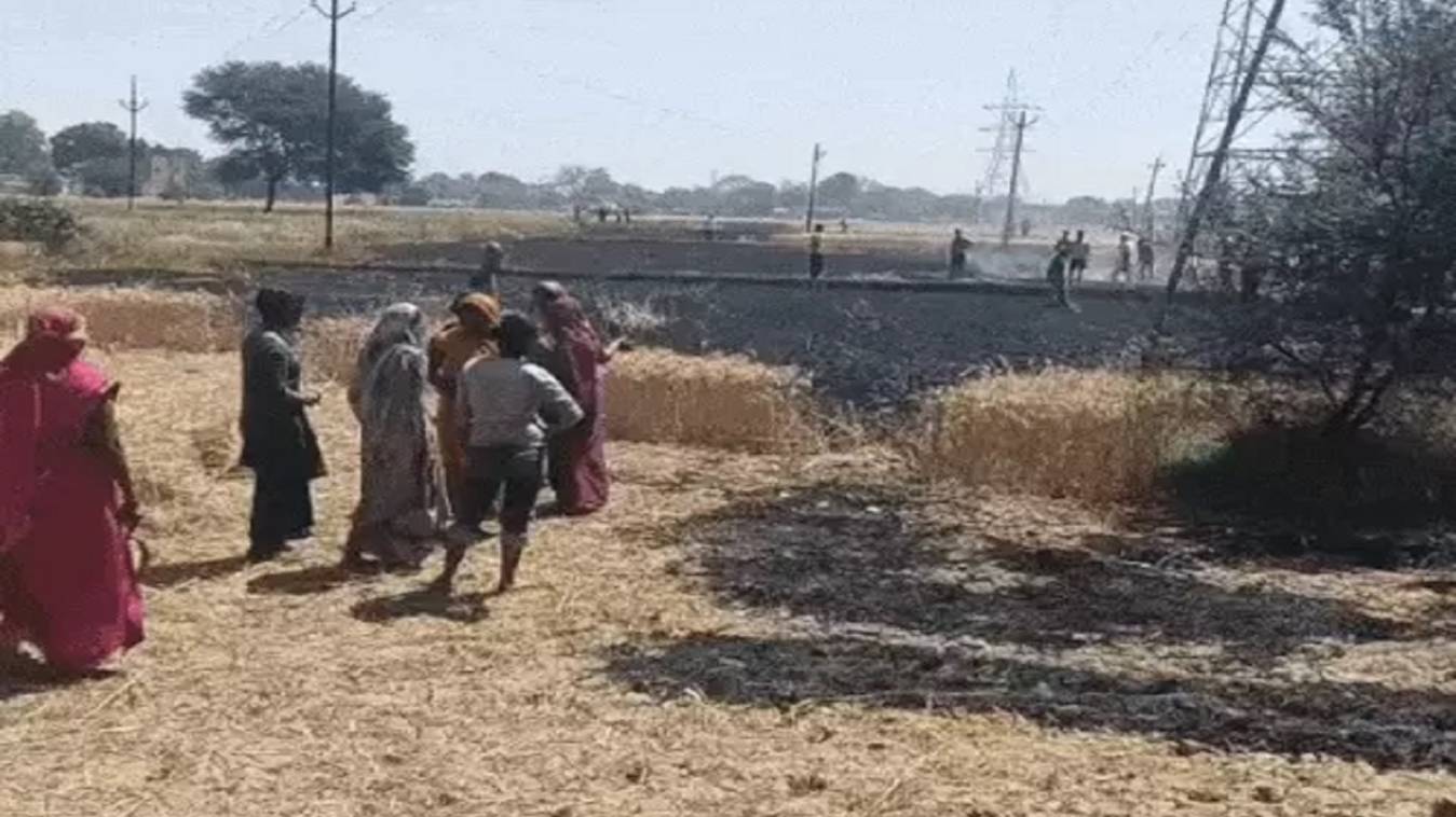 चोलापुर में शार्ट सर्किट से आग लगने पर दो-बीघा गेहूं जलकर खाक, समय नहीं पहुंची फायर ब्रिगेड, ग्रामीणों ने आग पर पाया काबू 