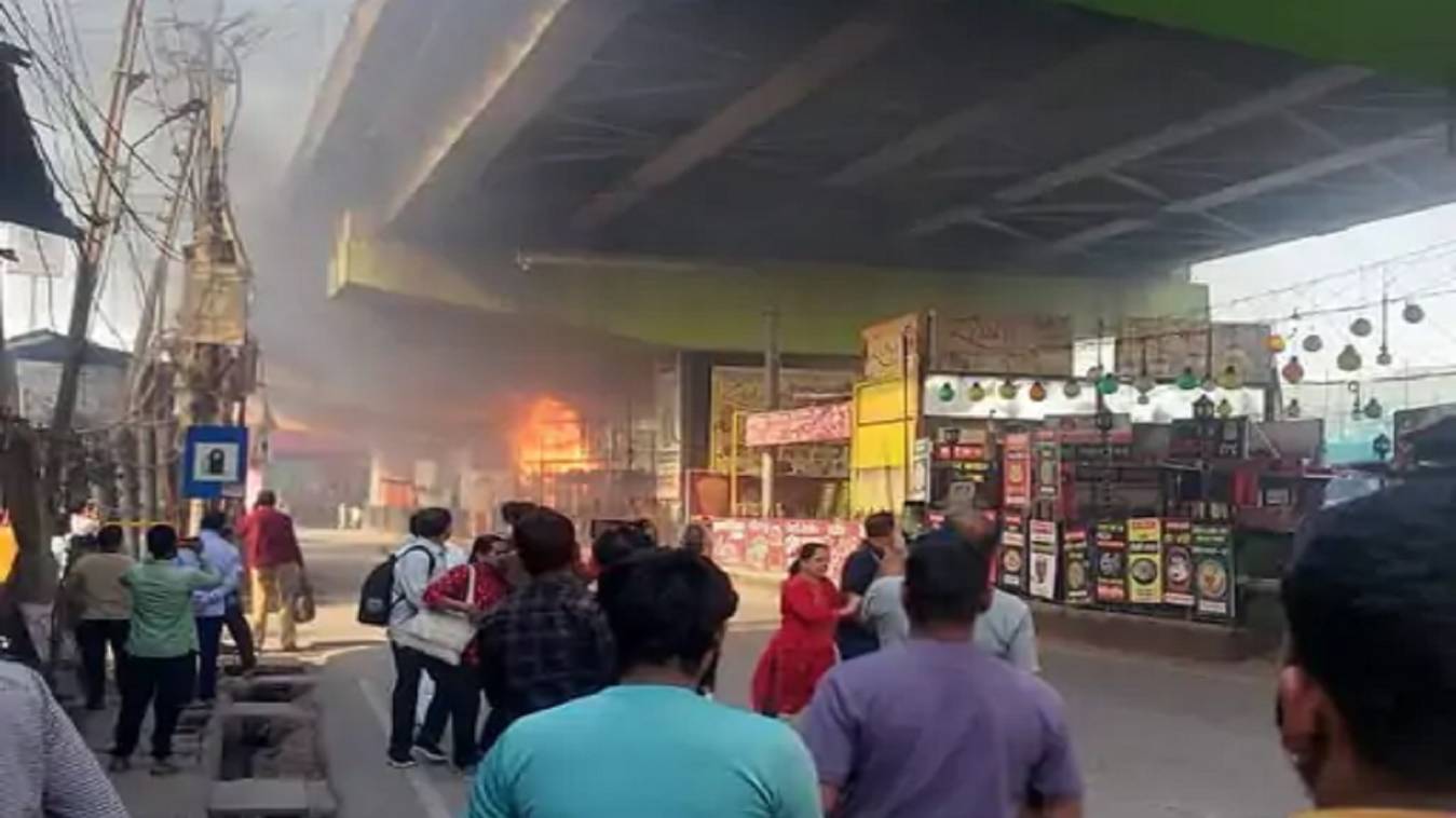 वाराणसी में कैंट रेलवे स्टेशन के पास नाइट मार्केट में लगी आग, मची अफरा-तफरी; फायर ब्रिगेड ने पाया काबू