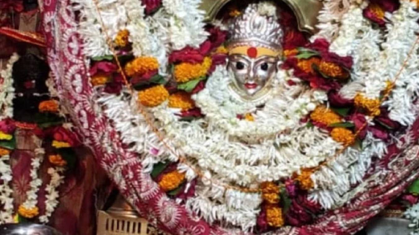 नवरात्र के तीसरे दिन मां चंद्रघंटा की झलक पाने को संकरी गलियों में सैलाब, गूंज रहे माता के जयकारे