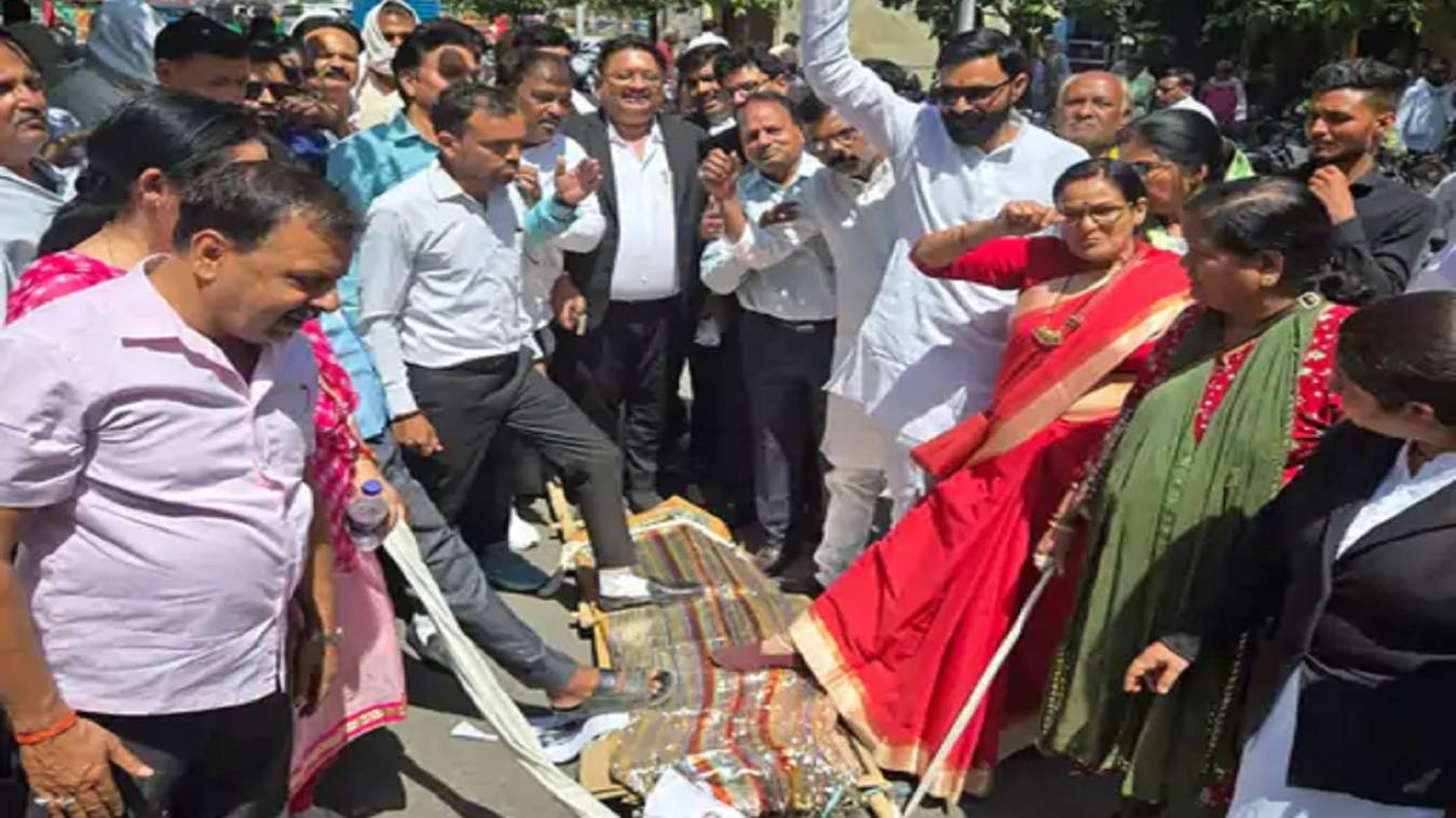 करणी सेना ने निकाली सपा सांसद की प्रतीकात्मक शवयात्रा, राणा सांगा के समर्थन में उतरी 