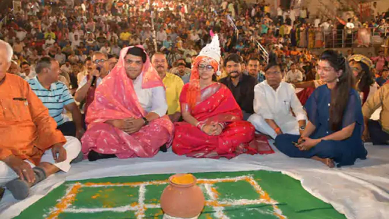 काशी के राजेंद्र प्रसाद घाट पर गूंजा चीपो-चीपो गंदर्भ राग, सजी मूर्खों की महफिल; खूब चले व्यंग्य बाण