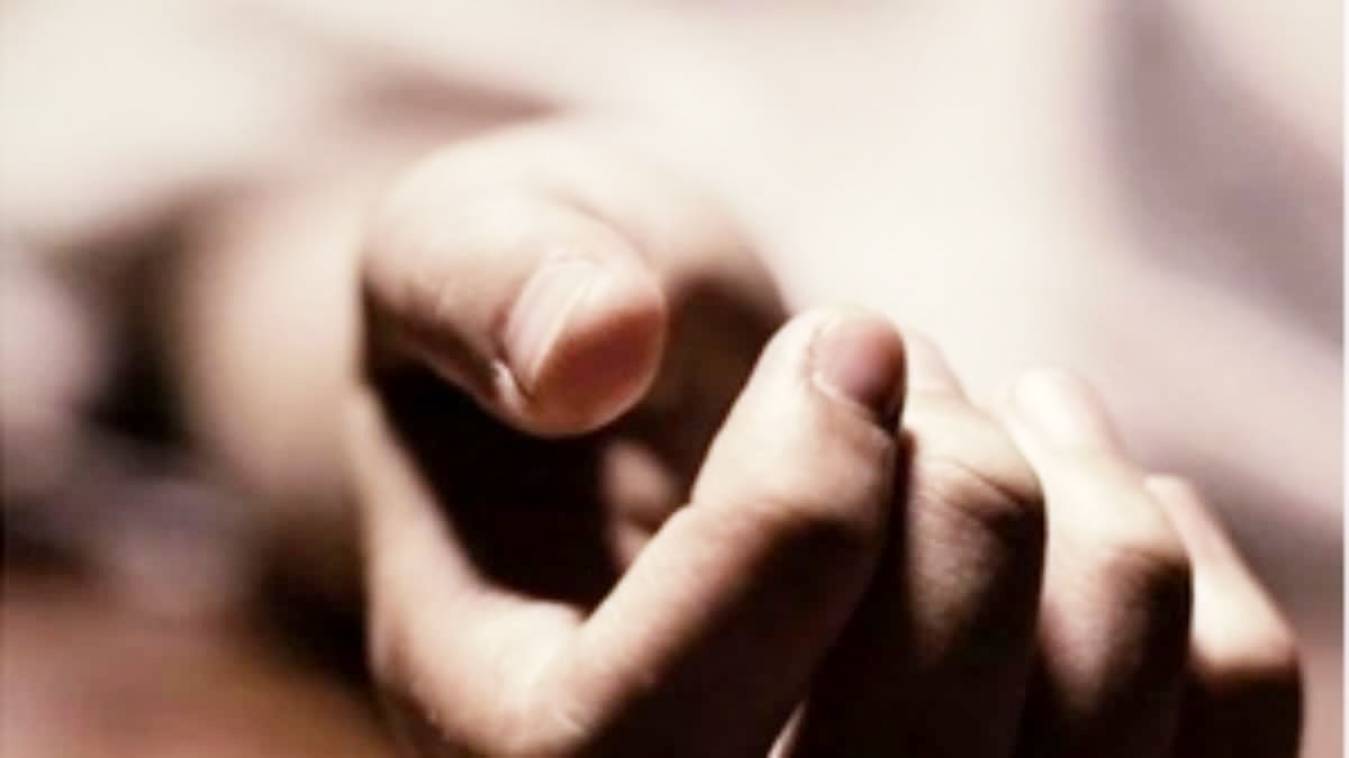 दो बच्चों संग मां ने छत की रेलिंग से लटकर दी जान