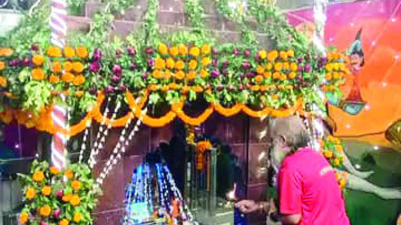 फूलों से सजा महाश्मशाननाथ का दरबार
