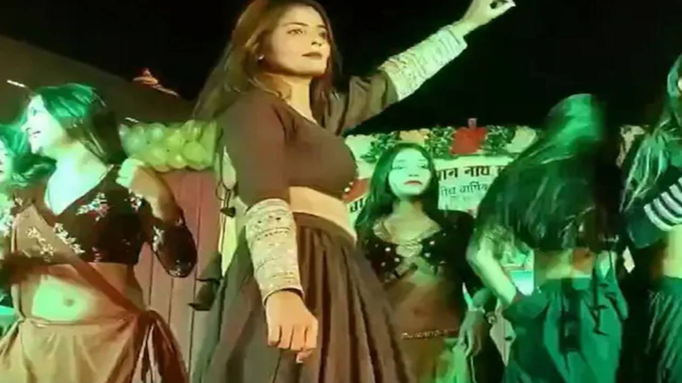 काशी में जलती चिताओं के बीच नगर वधुओं ने किया डांस, महाश्मशान में नृत्य की थाप पर घुंघरुओं ने लगाई मुक्ति की गुहार, बोलीं- कलंकित जीवन से मुक्ति दें