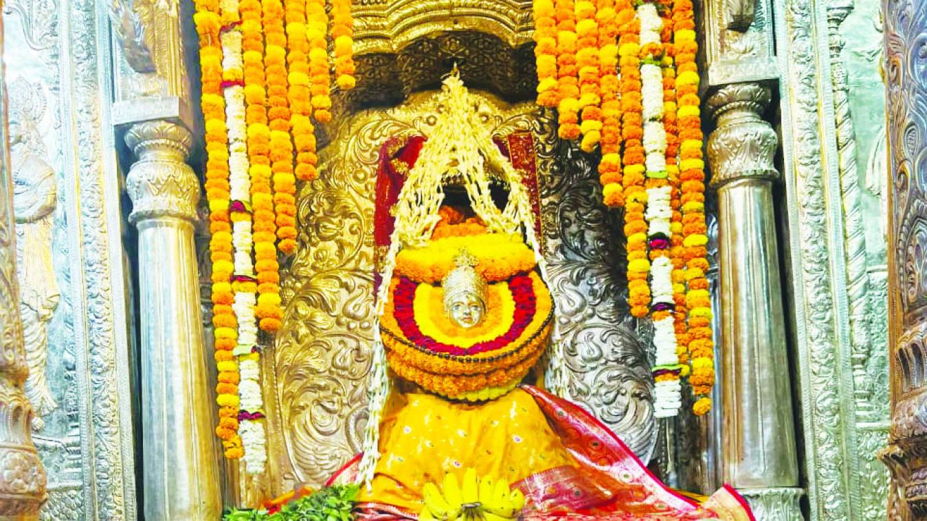 मां अन्नपूर्णा का गौरी रूप में दर्शन पाकर भक्त हुए निहाल 