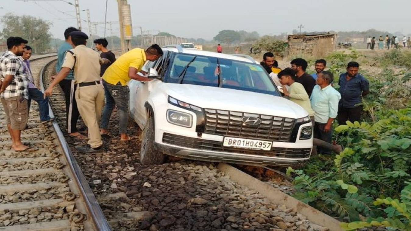 जाना था गोपालगंज Google Maps ने पहुंचा दिया जगतबेला रेल लाइन पर, लोको पायलट ने ब्रेक लगाकर रोकी ट्रेन; RPF ने किया चालान