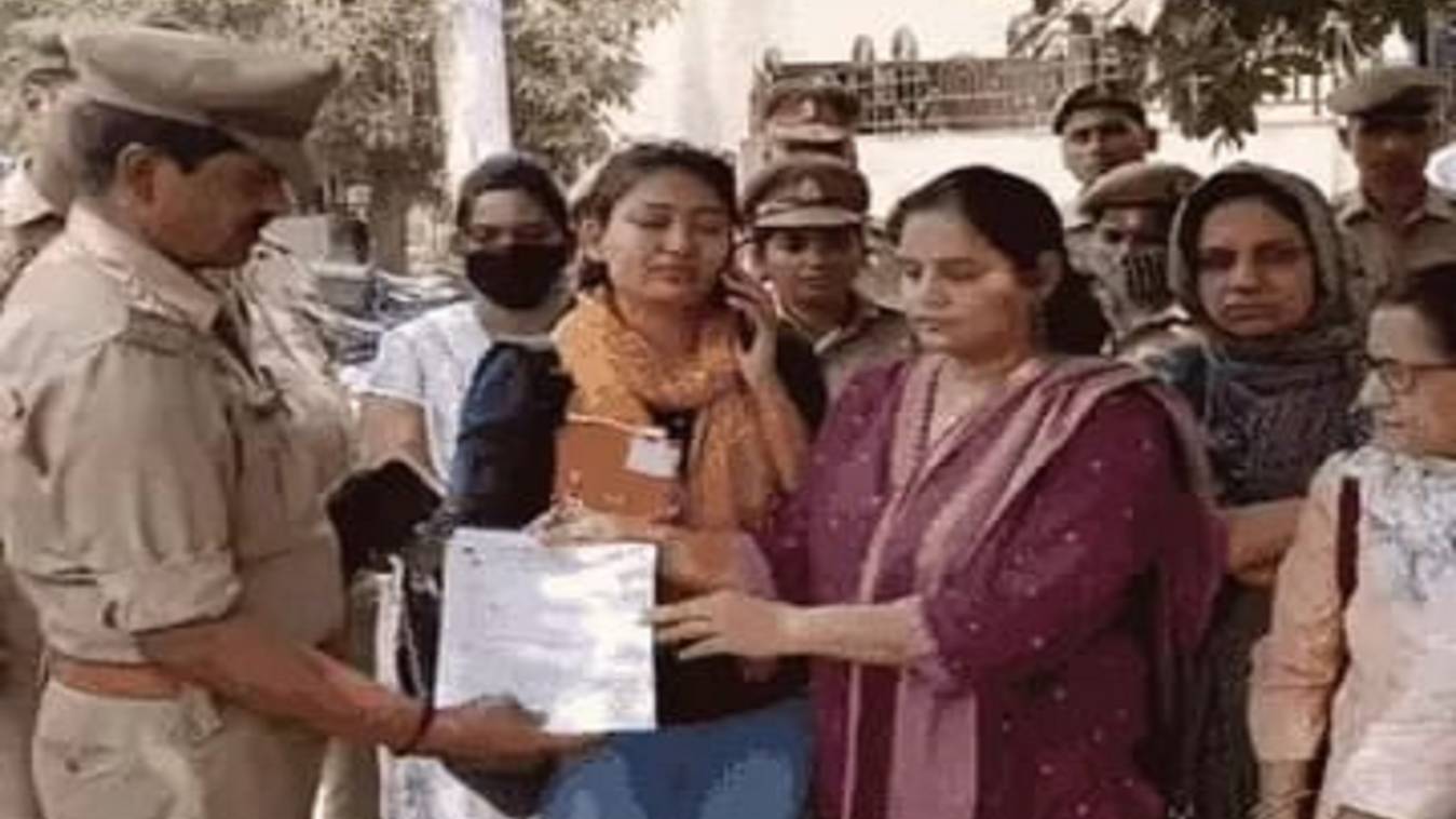 Varanasi Gangrape: पीएम के संसदीय कार्यालय पहुंची महिलाएं, बोलीं- आरोपियों को कड़ी सजा दी जाए, पुलिस ने आधे रास्ते में रोककर लिया ज्ञापन