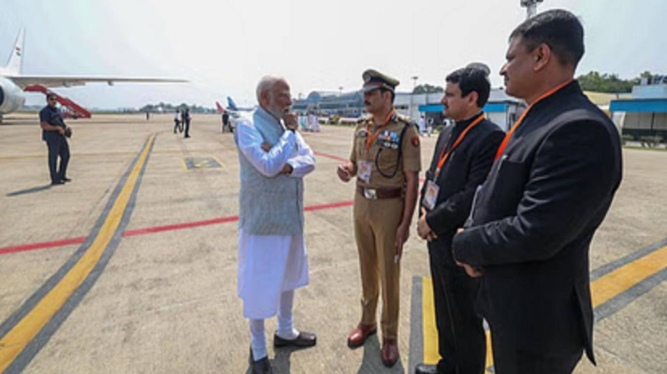 वाराणसी पहुंचे पीएम मोदी: एयरपोर्ट पर ही ली गैंगरेप केस जानकारी, अफसरों से कहा- दोषियों पर सख्त एक्शन हो