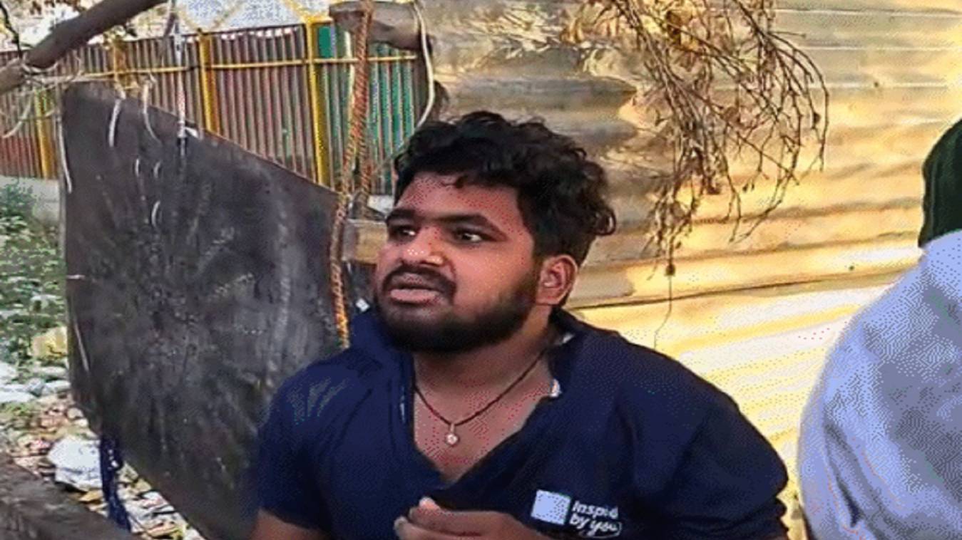 अयोध्या के गेस्ट हाउस में महिलाओं का नहाते हुए बना रहा था वीडियो, रंगे हाथ पकड़ा गया युवक, फोन में मिले कई अश्लील फुटेज