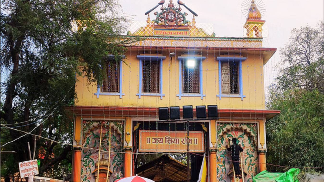 काशी  में हनुमान जयंती की धूम: संकट मोचन मंदिर में 2500 Kg लड्‌डू का लगाया गया भोग, भक्तों ने निकाली गई ध्वजा यात्रा