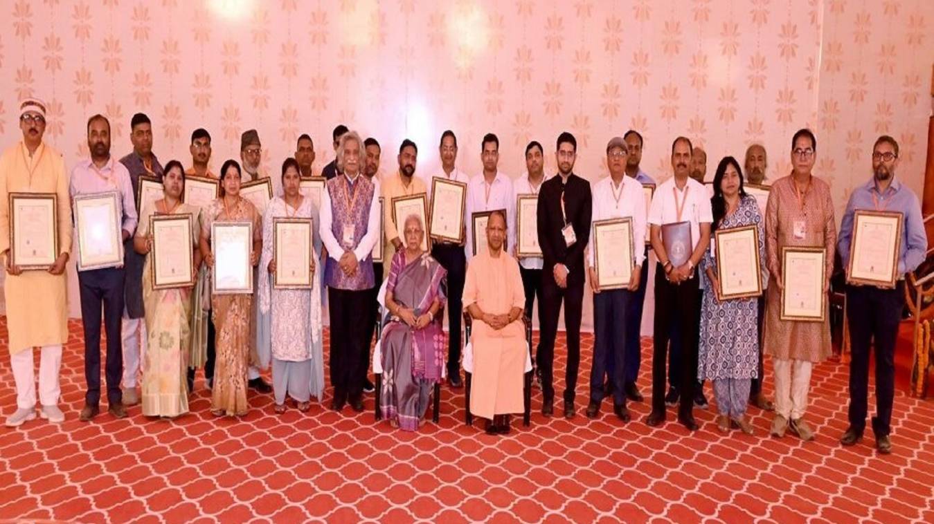 पीएम मोदी ने यूपी के 21 उत्पादों को दिया GI टैग, बनारसी तबला और भरवा मिर्च भी शामिल